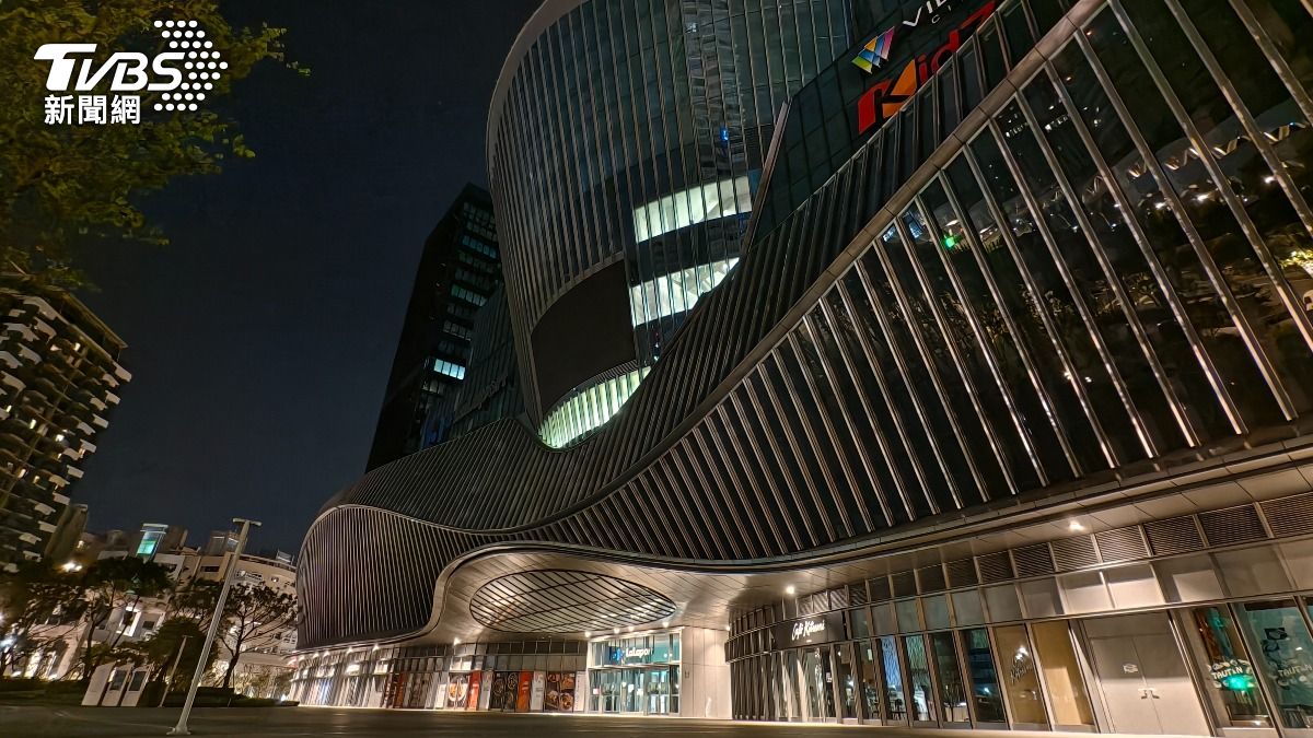 南港LaLaport商場昨晚發生停電事件，導致4部電梯中共6人（4男2女）受困。（圖／陳冠宇攝）