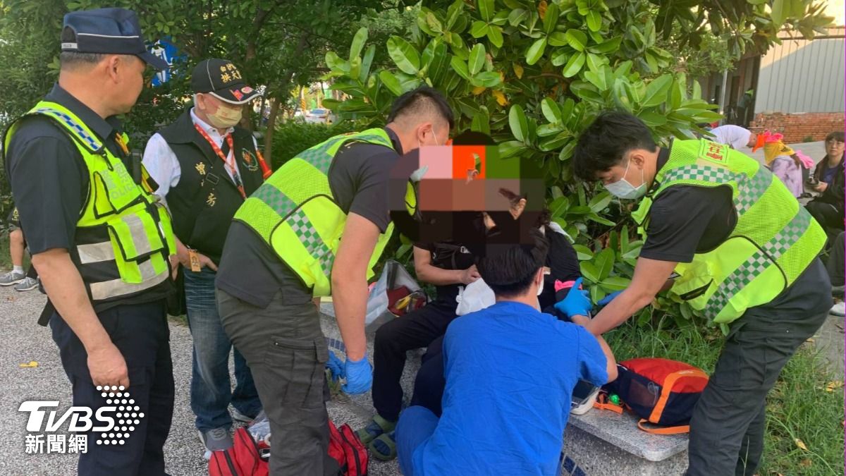 婦人跟隨白沙屯媽祖進香走到清水區港埠路與三順路口，因體力不支昏倒。（圖／TVBS）
