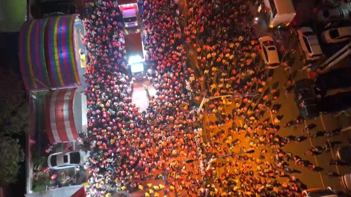 大批信眾穿粉紅色背心跟隨，展開10天9夜的宗教之旅（圖／白沙屯拱天宮提供）
