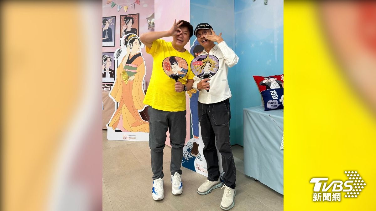 藝人胡瓜與友人在浮世繪偶像咖啡廳留影。(圖/TVBS)