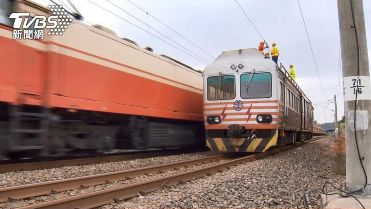 彩帶纏台鐵電車線!白沙屯媽祖旅客困車廂 一度「停電缺氧」