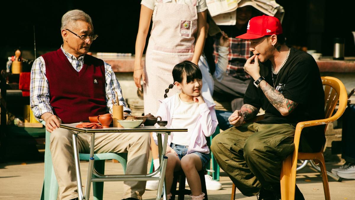 小春自嘲老了會變成「老番顛」。（圖／本色音樂提供）
