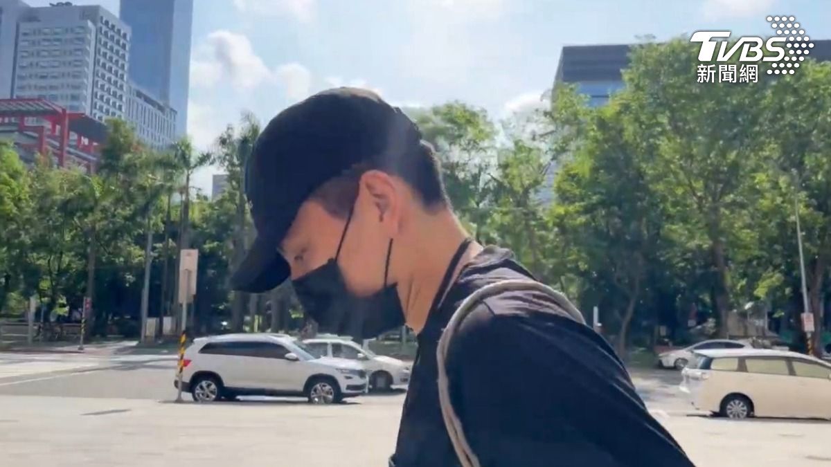 王大路上班路上,被追問遭起訴相關議題,他不發一語快速步入北市府。(圖/TVBS)