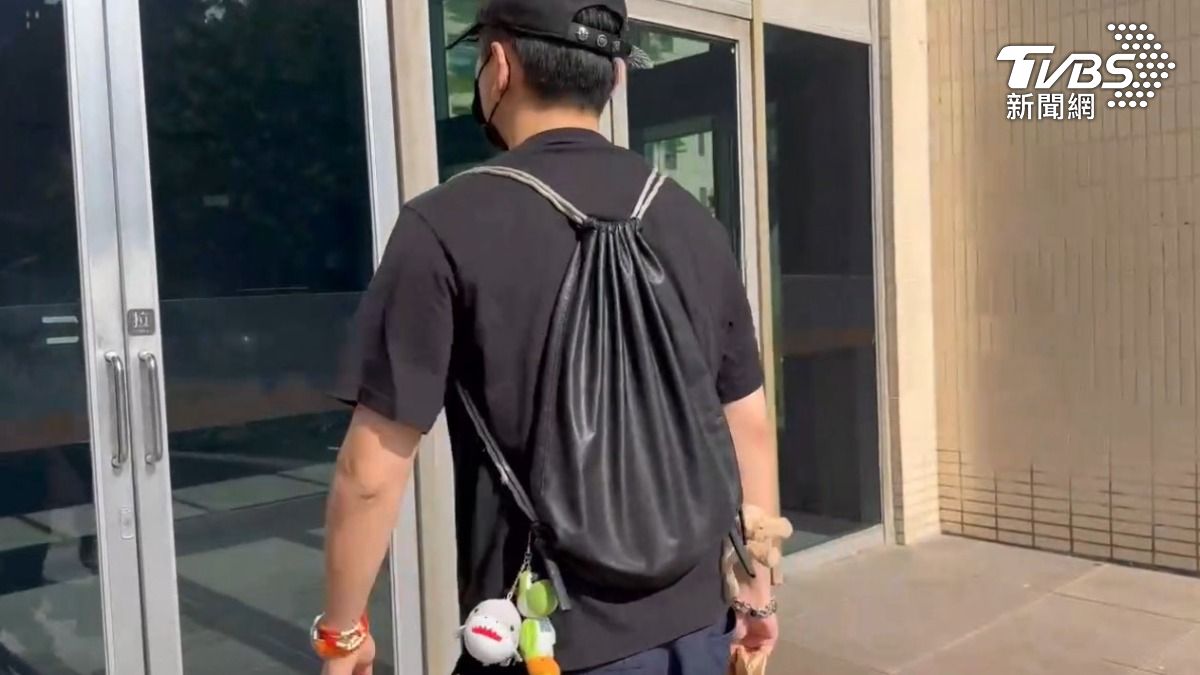 似乎就怕大批記者堵在原先上班的路線,王大陸也臨時改走另一個門進入北市府。(圖/TVBS)