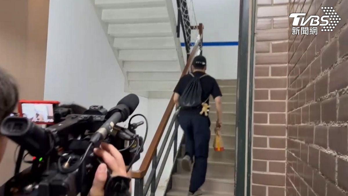 王大路上班路上,被追問遭起訴相關議題,他不發一語快速步入北市府。(圖/TVBS)