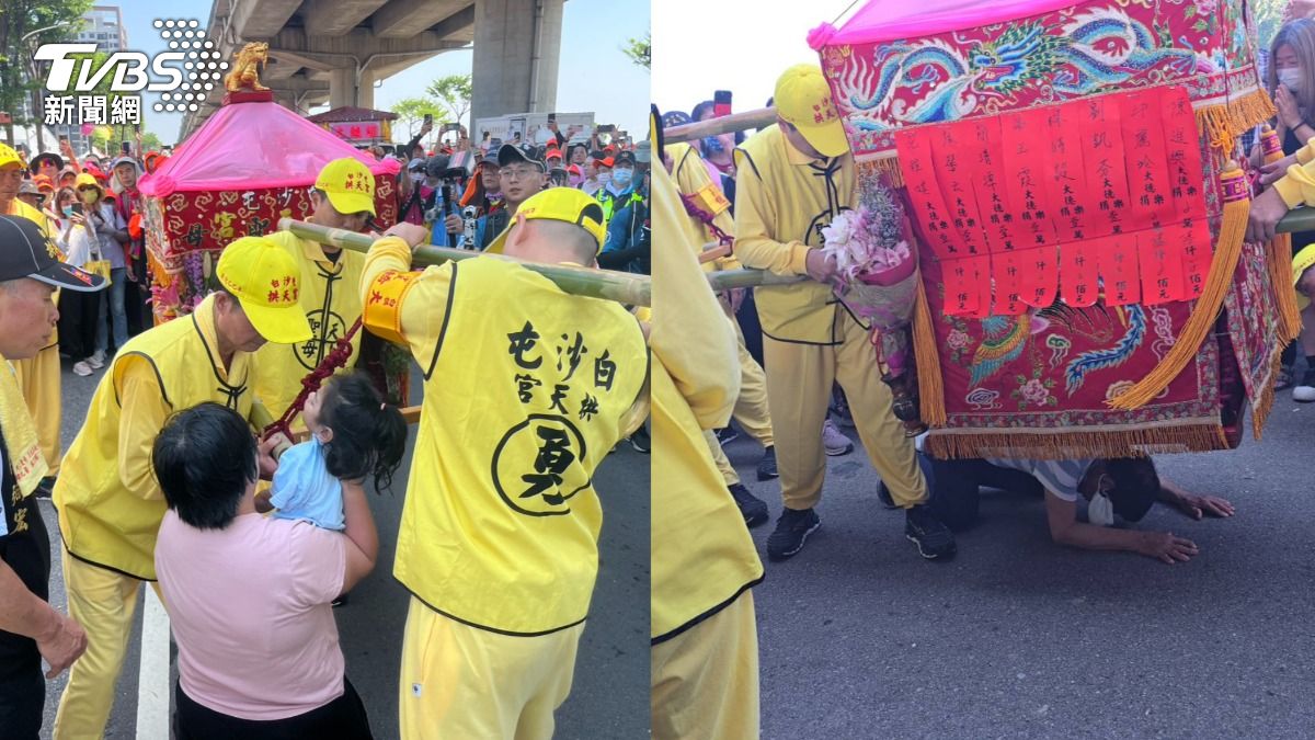 白沙屯媽突煞車!遇癲癇童、翁跪地求平安 「搖晃撫背」賜福