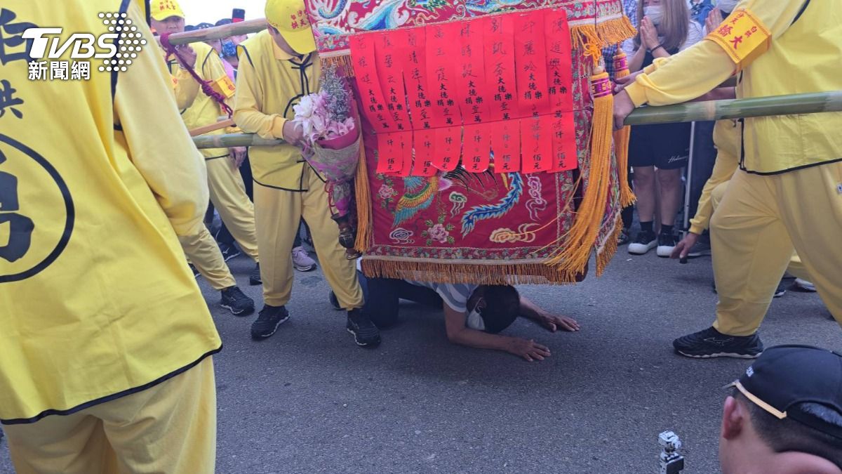 媽祖替老翁撫背賜福。(圖/TVBS)