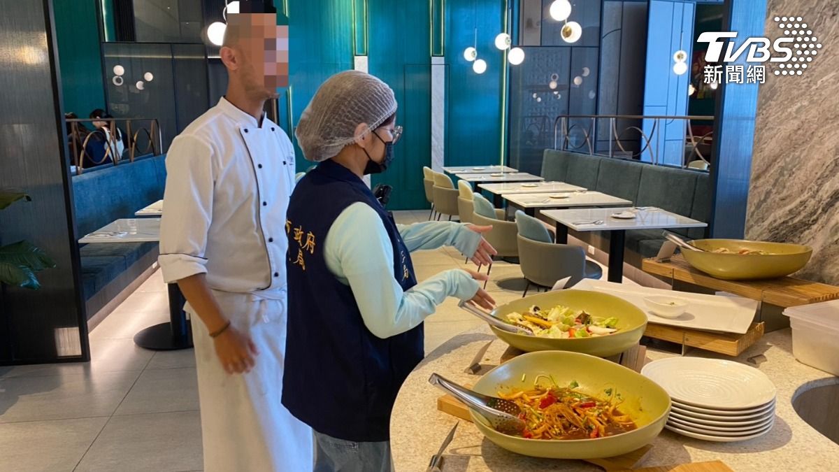高雄市衛生局獲報後隨即派員前往酒店稽查。（圖／TVBS）