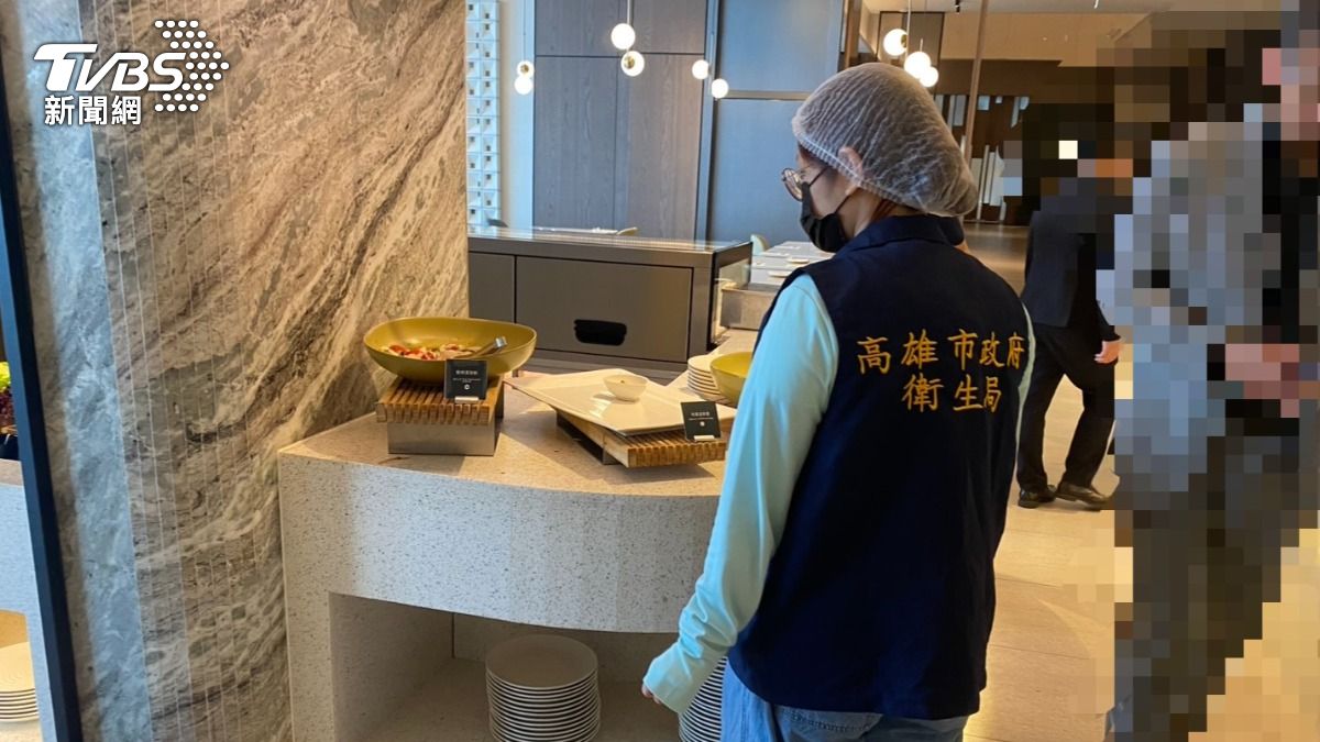 高雄市衛生局獲報後隨即派員前往酒店稽查。（圖／TVBS）
