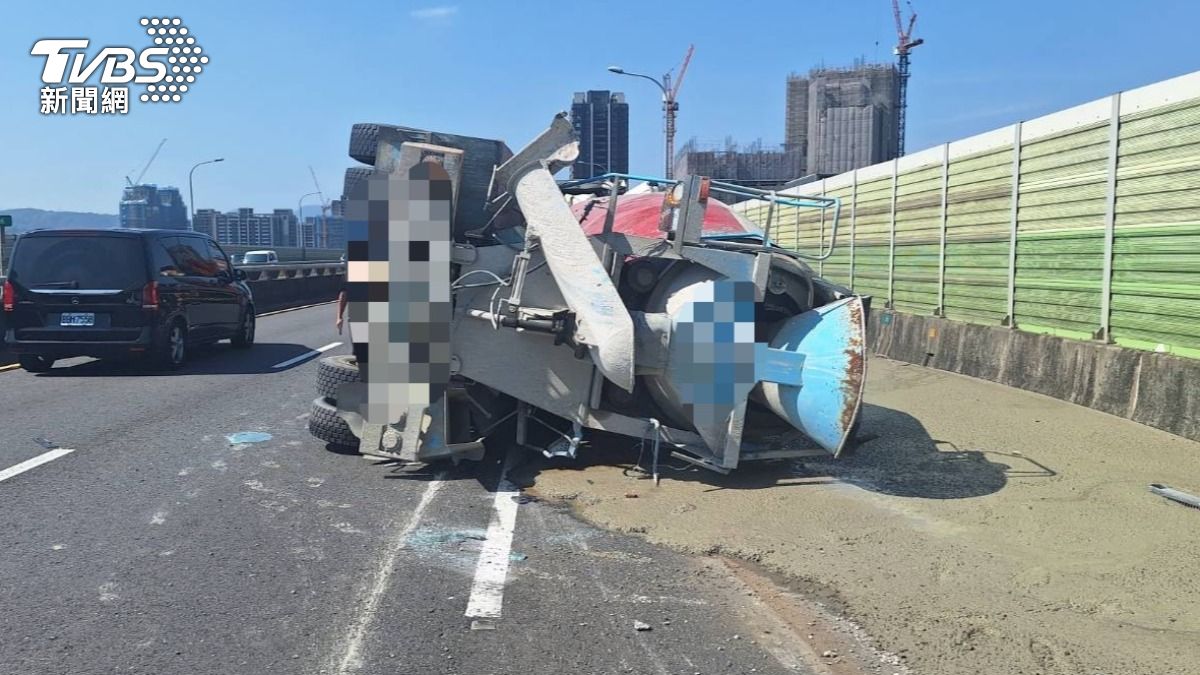 台65線嚴重車禍!水泥車撞破「隔音牆」翻覆 駕駛送醫