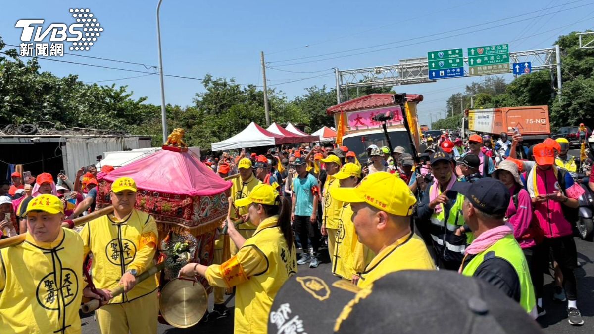 隊伍13時35分到彰化,沒有進預定地伸港福安宮休息,繼續趕路中。(圖/林冠丞攝)