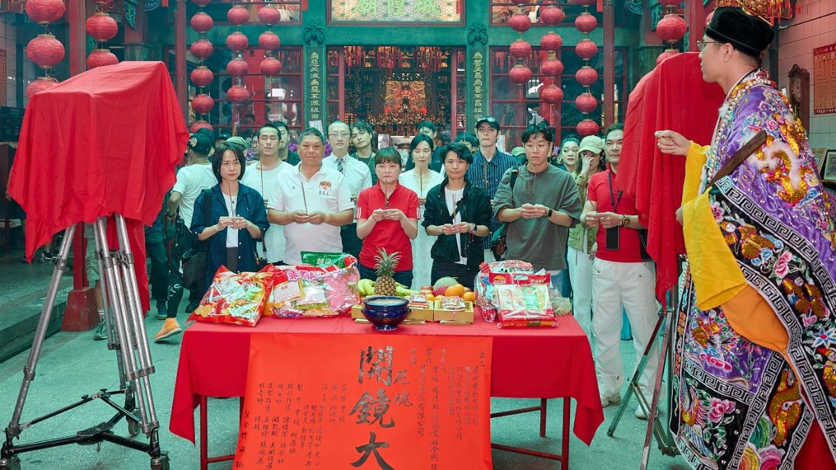 王牌監製曾禎領軍眾演員出席《厄魂》開鏡儀式。(圖/星映電影提供)