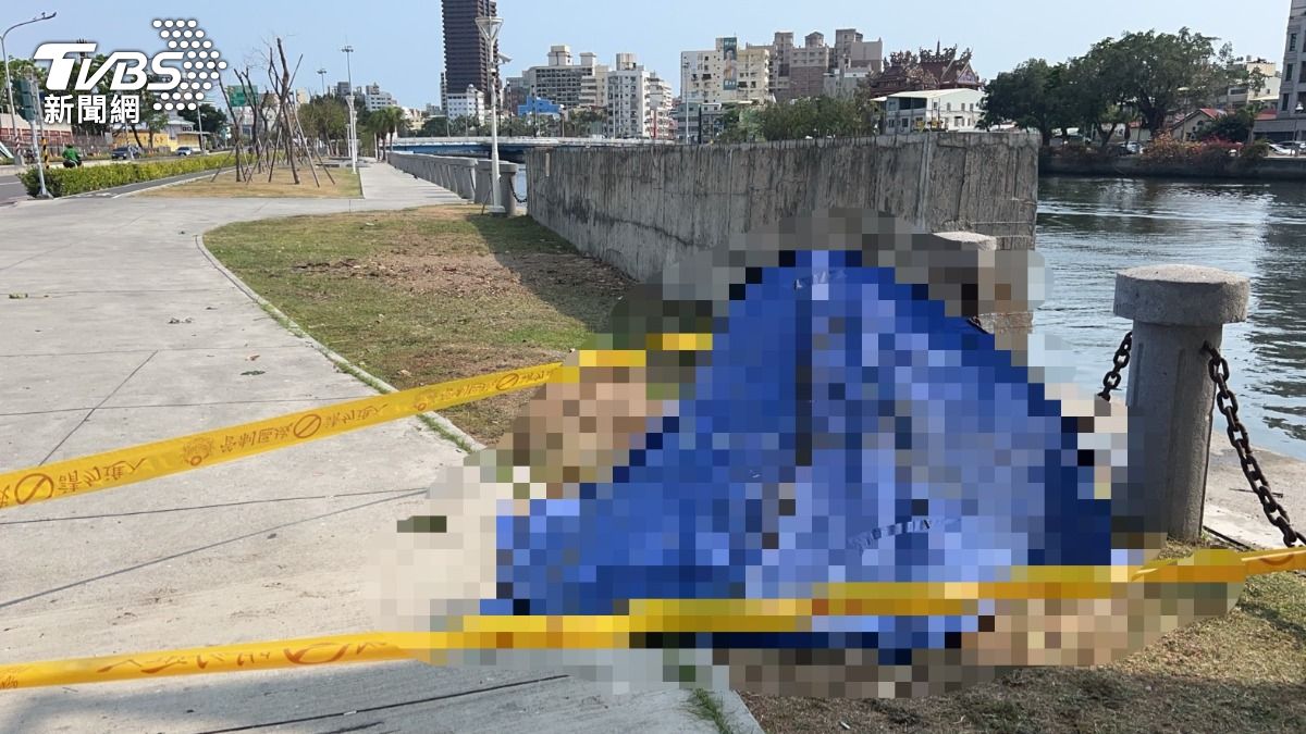 警消到場後將溺水民眾救起，但人已經明顯死亡。（圖／TVBS）