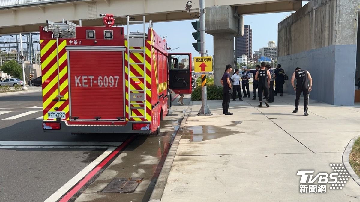警消到場後將溺水民眾救起，但人已經明顯死亡。（圖／TVBS）