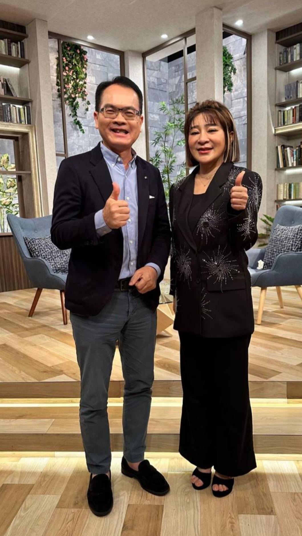 王彩樺(右)哭到中斷錄影。(圖/三立提供)
