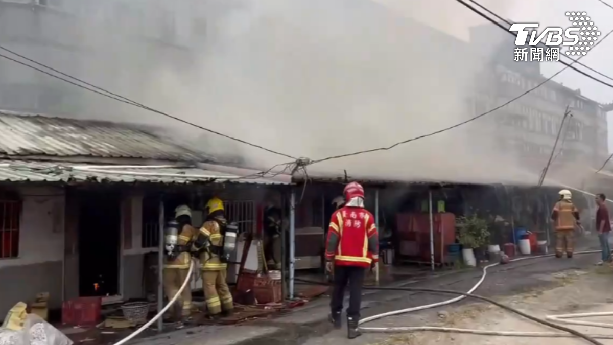 台南楠西玄宮法寺前發生火警。（圖／TVBS）