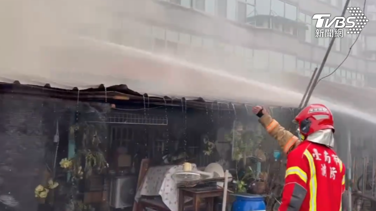 台南楠西玄宮法寺前發生火警。(圖/TVBS)