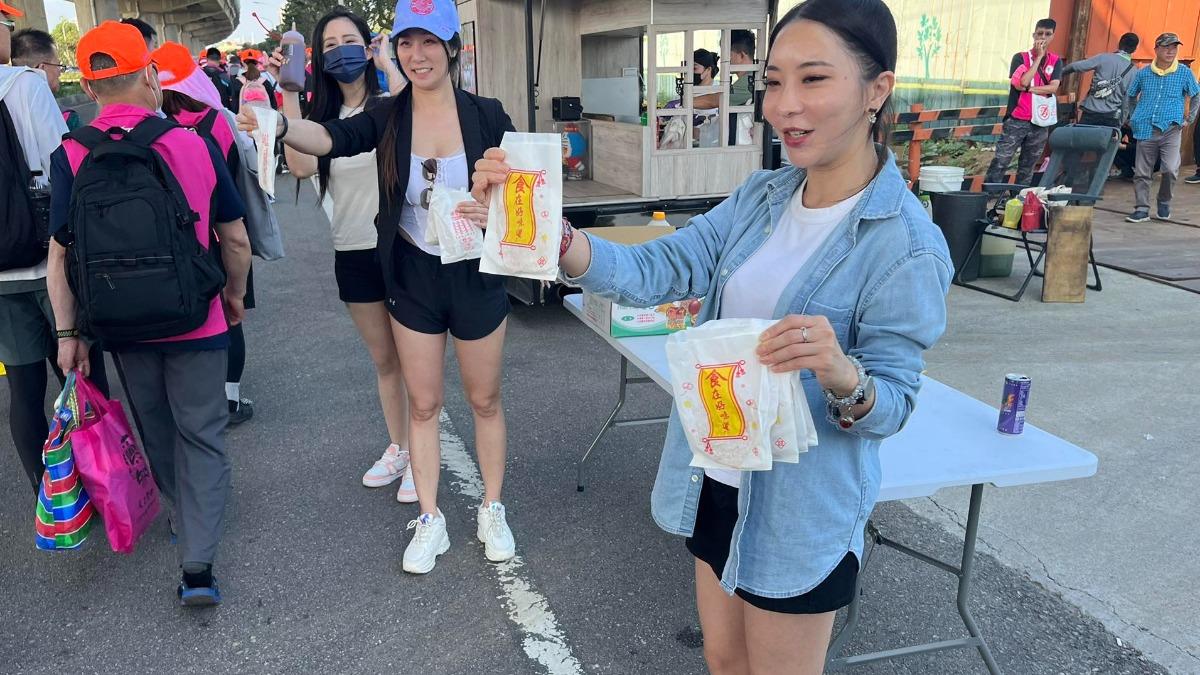 白沙屯媽進香有「嬌點」!熱褲辣妹沿路發蘿蔔糕 背後有洋蔥