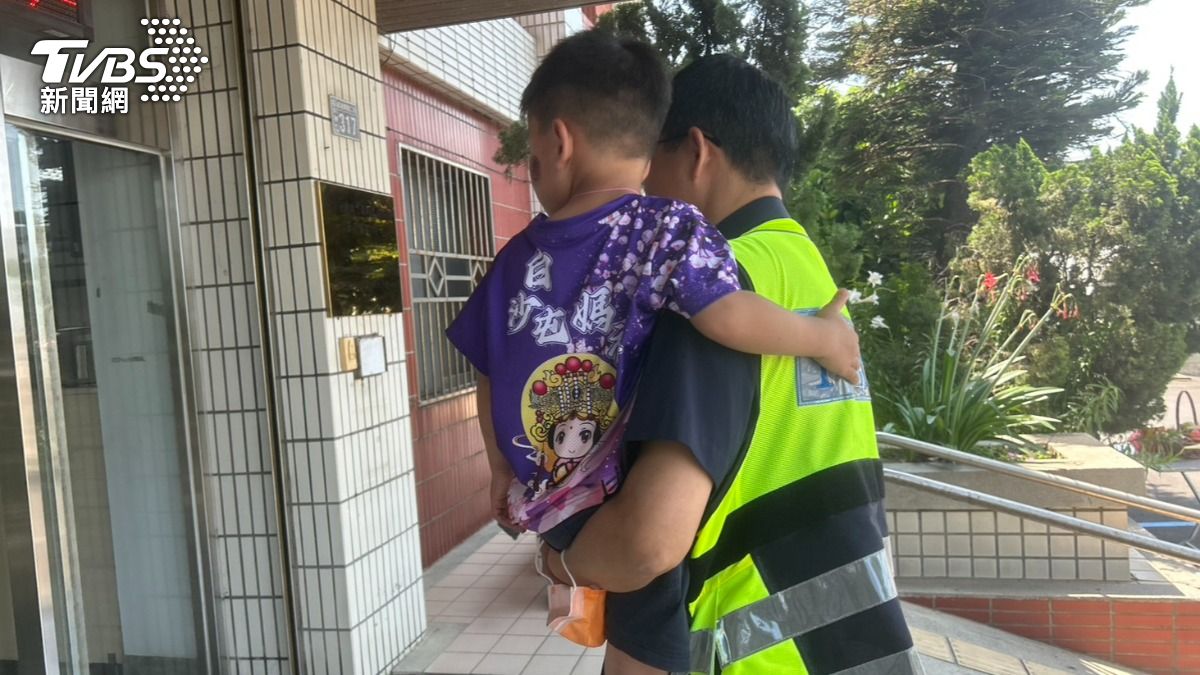 陳童因為舟車勞頓,不想待在機車上所以嚎啕大哭。(圖/林冠丞攝)