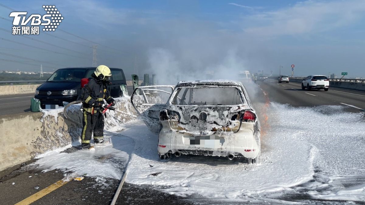國3火燒車!轎車追撞2車「整台陷火海」 媽頂爆炸聲救愛女