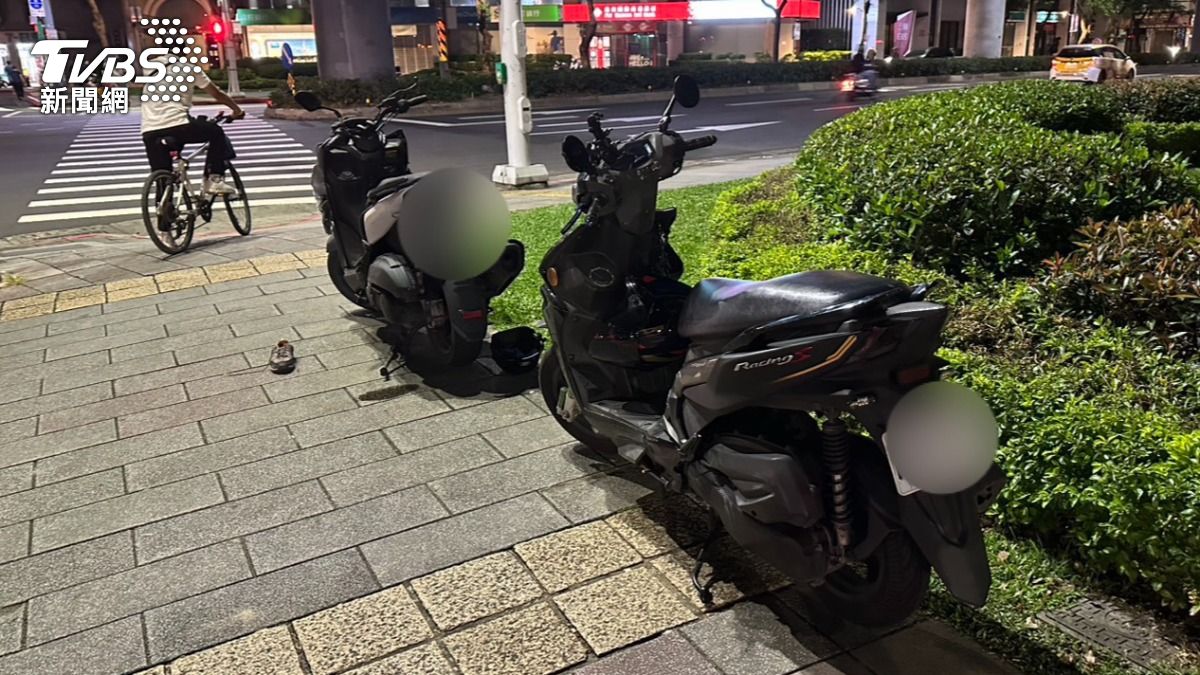 林翁闖入車道,遭許男駕駛的普通重型機車(左)撞擊,隨後又被徐男駕駛的機車(右)輾壓腿部。(圖/TVBS)