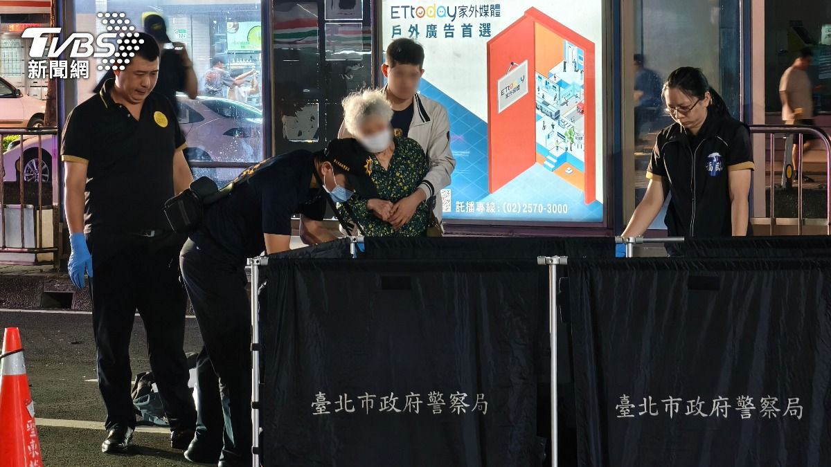 林翁髮妻與孫子留在現場處理林翁後事,神情哀戚。(圖/陳冠宇攝)