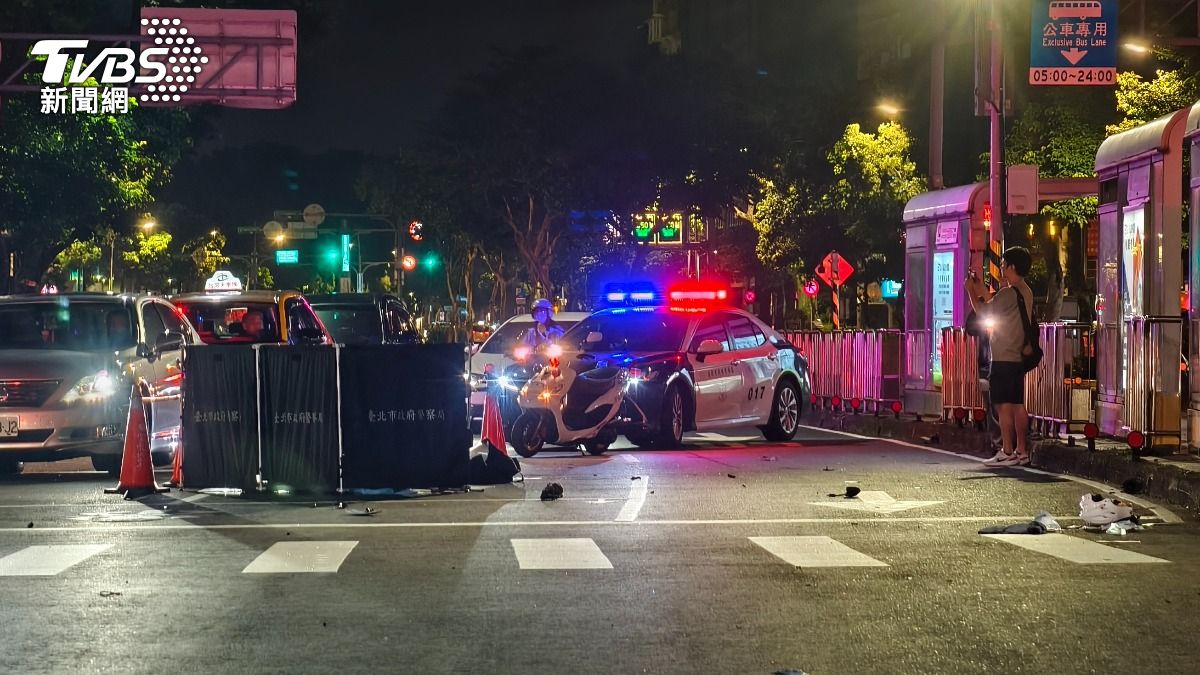 警方呼籲,高齡長者夜間應避免獨自外出,穿越馬路務必遵守交通號誌並行走於行人穿越道。(圖/陳冠宇攝)