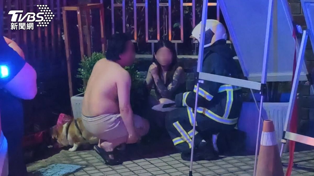 起火戶屋主夫妻發現火勢後,迅速帶著2隻愛犬逃往頂樓避難,人狗皆無大礙。(圖/陳冠宇攝)