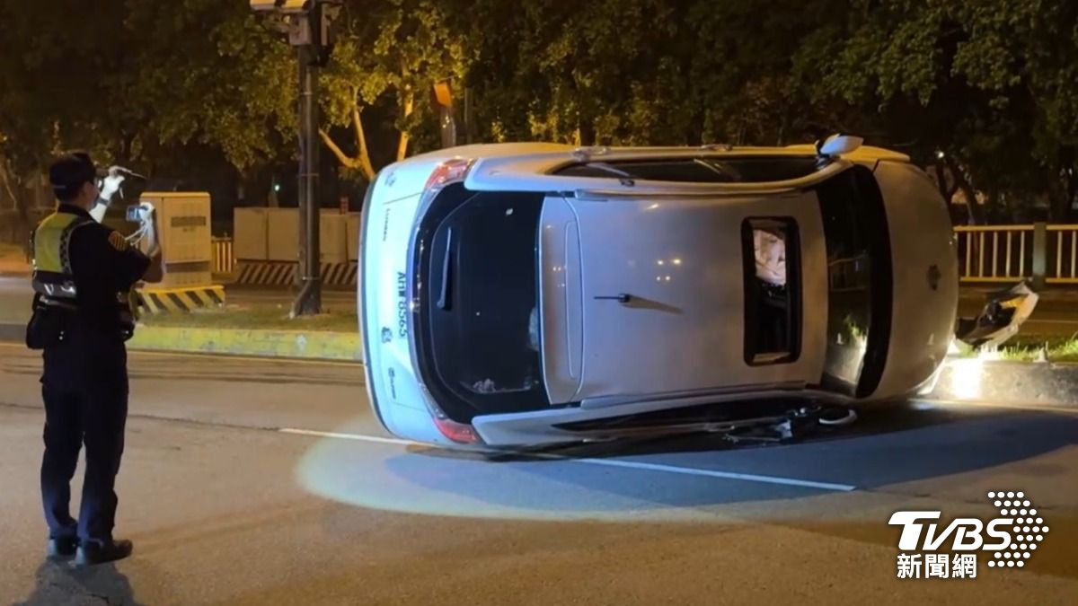 人呢?台中轎車自撞分隔島「翻肚」躺路中 駕駛爬天窗跑了