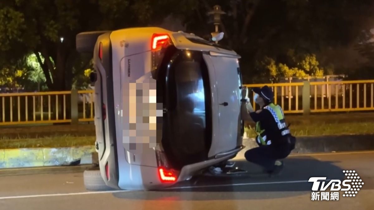 據目擊證人指出,男駕駛從天窗爬出後坐在路邊,結果就跑掉了。(圖/TVBS)