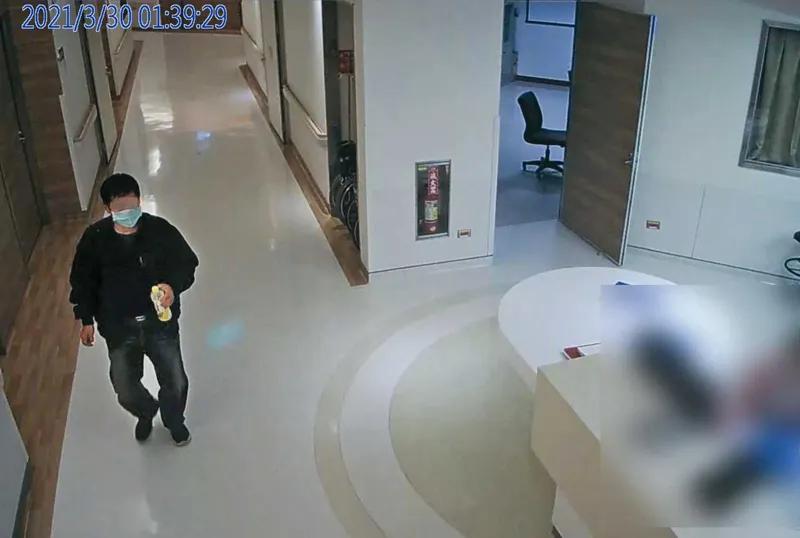 監視器拍下張男密集進出恢復室,手上還拿著塑膠瓶。(圖/翻攝畫面)