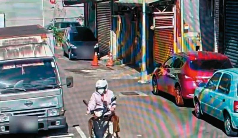 張男騎車外出購買藥物,被監視器清楚拍下。(圖/翻攝畫面)