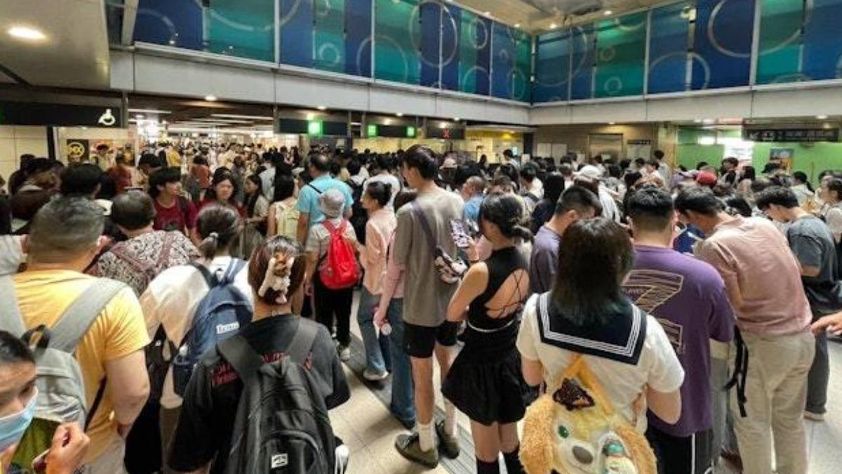 港鐵旺角東站大廳下午接近兩點的人潮。(圖/香港01)