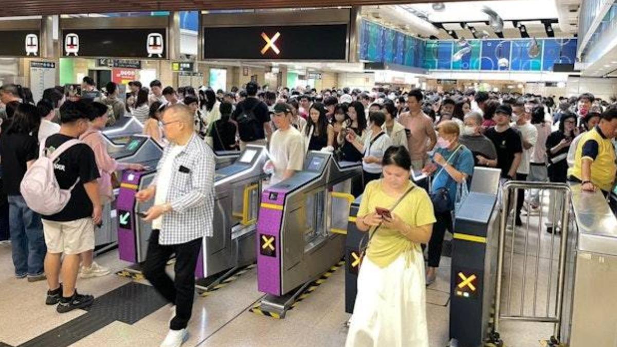 在付費區閘門前排隊的幾乎都是中國旅客。(圖/香港01)