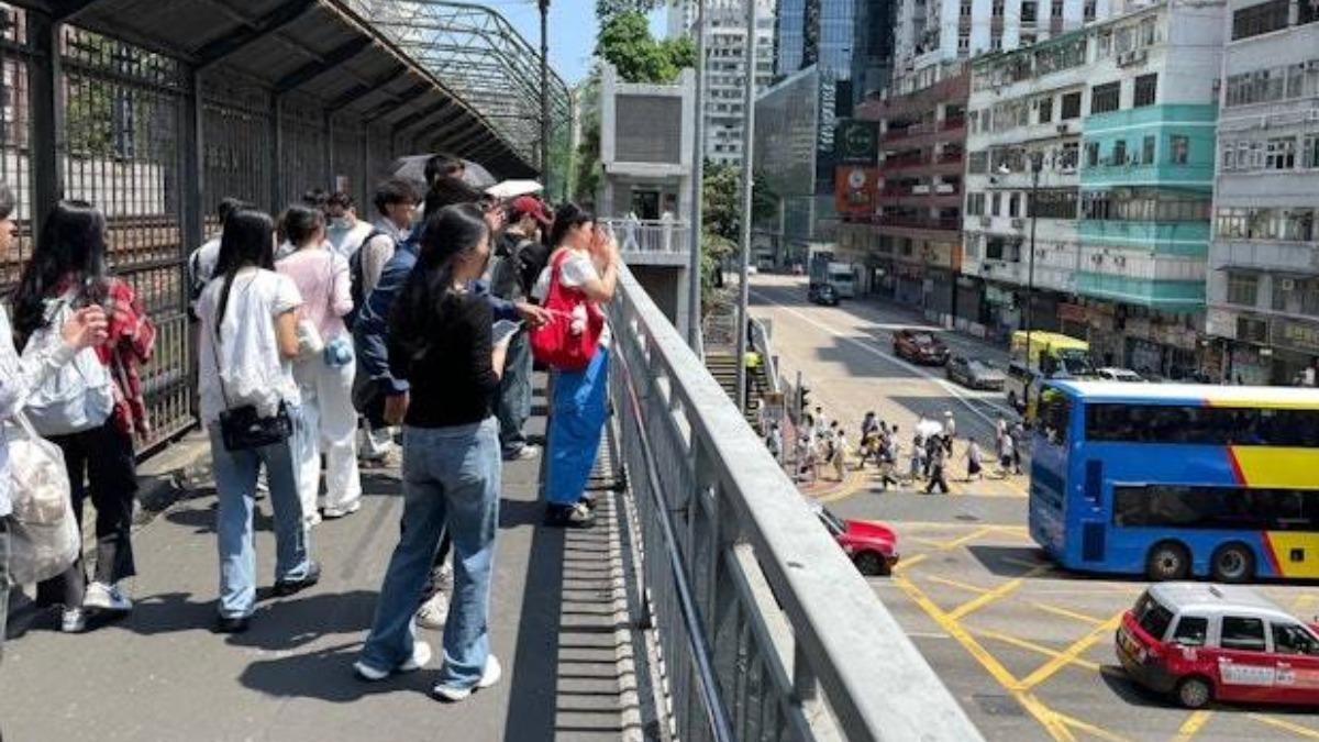 中國旅客離開港鐵站後,會立刻前往旁邊的熱門打卡景點。(圖/香港01)