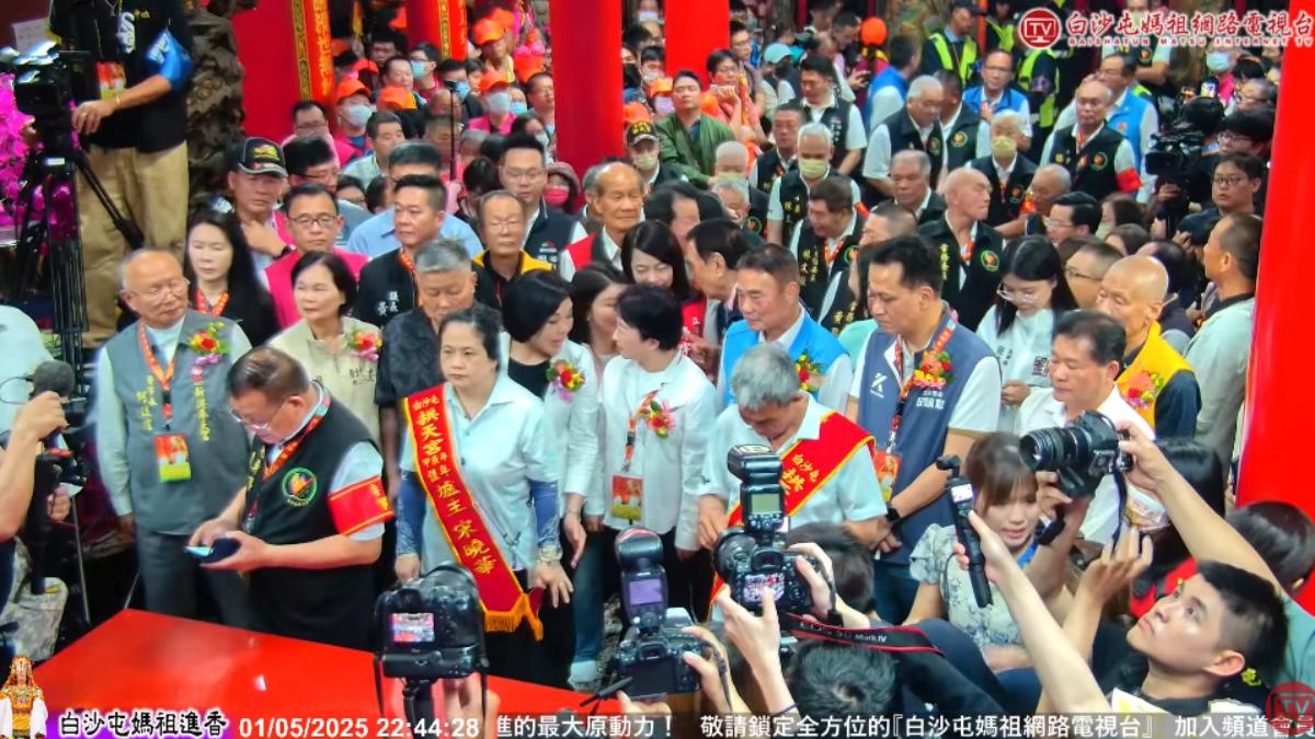 白沙屯拱天宮的爐主宋曉華，疑似擋住張麗善鏡頭遭挪開。（圖／翻攝自白沙屯媽祖網路電視台YouTube頻道）