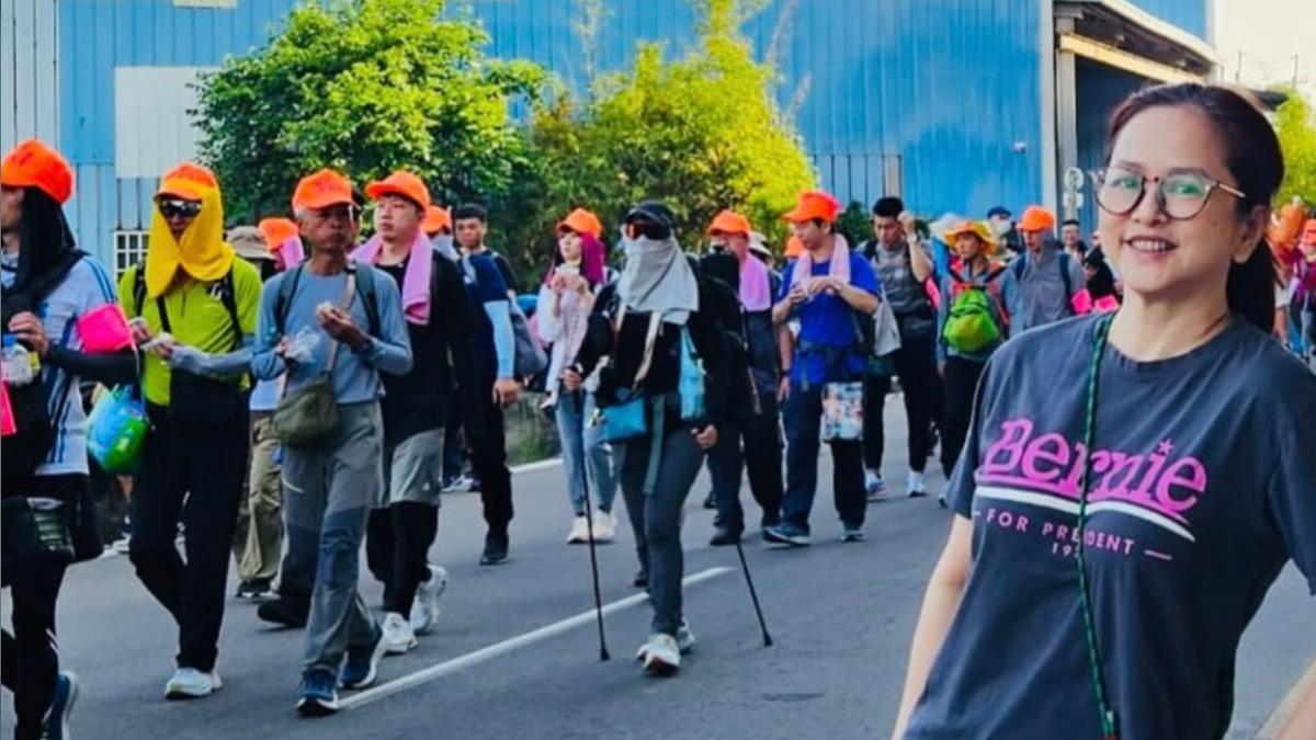 葉蘊儀開心和進香團拍照留念。（圖／翻攝自葉蘊儀IG）