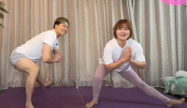 緩緩站起來，打造下半身S曲線。（圖／翻攝自YouTube頻道Muscle Watching）