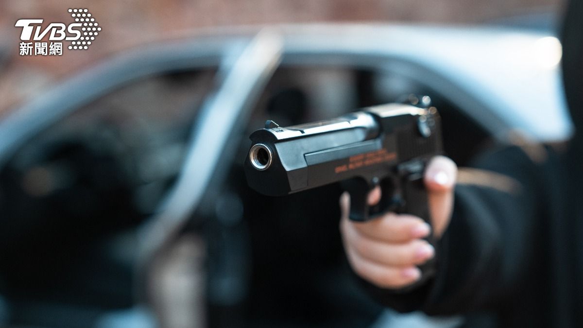 錯認仇家找碴!新竹女「持槍射爛汽車」 無辜車主嚇壞