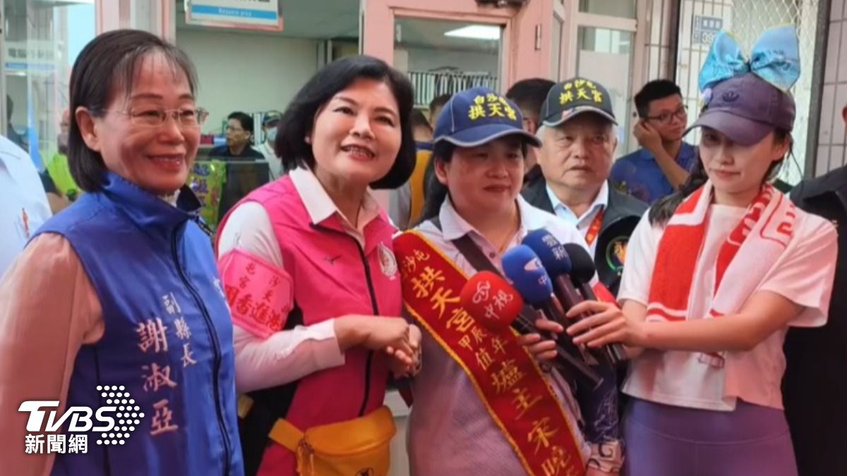 移走他人搶C位？張麗善三度道歉　同框當事爐主握手合影