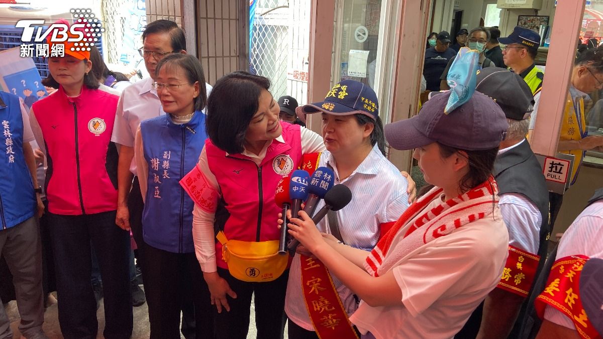 張麗善當面和爐主道歉。(圖/TVBS)