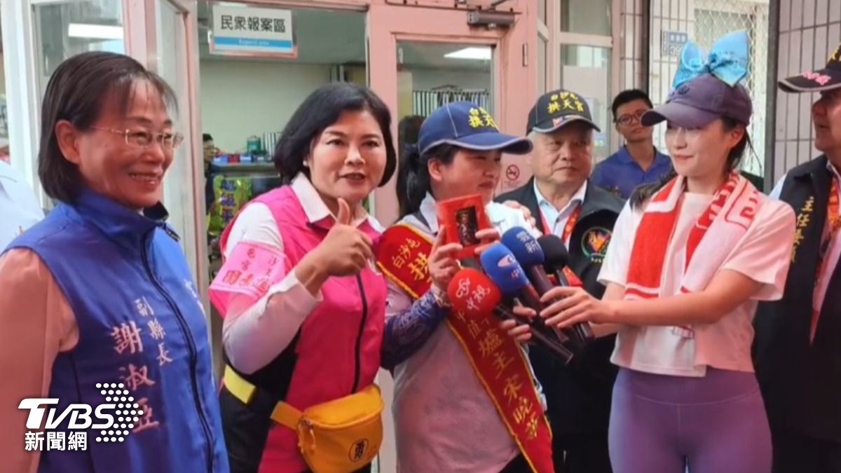 張麗善致送北港朝天宮報馬仔公仔。(圖/TVBS)