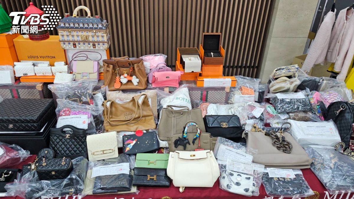 調查局查扣愛馬仕、LV、香奈兒等各式精品包包。（圖／調查局）