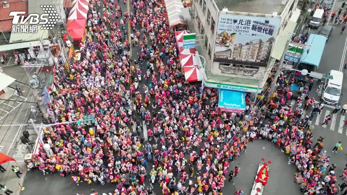 許多香燈腳來追隨媽祖。(圖/TVBS)