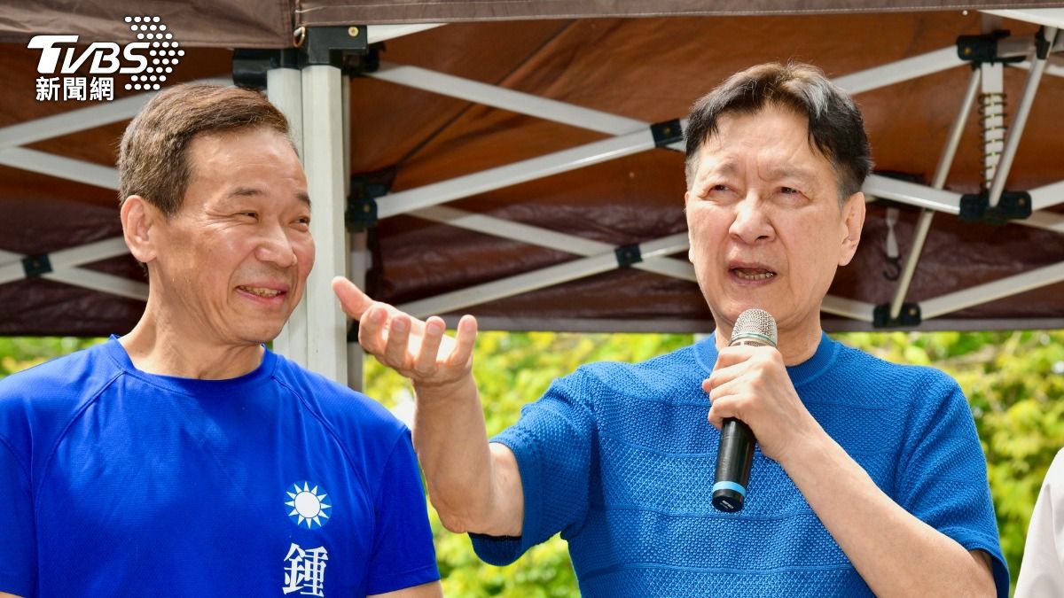 鍾小平(左)、趙少康(右)幫罷免吳沛憶團體站台。(圖/胡瑞麒攝)