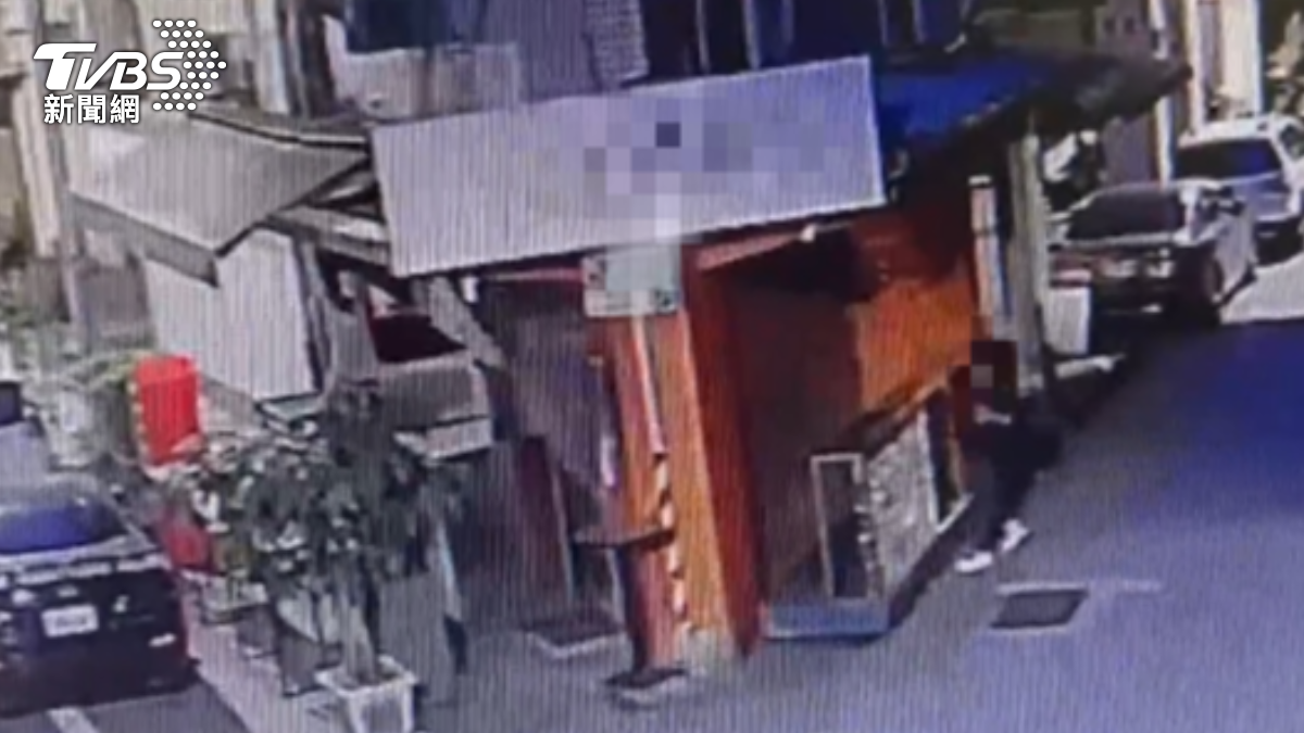 男子疑似不滿被評價，前往店家砸店。（圖／TVBS）
