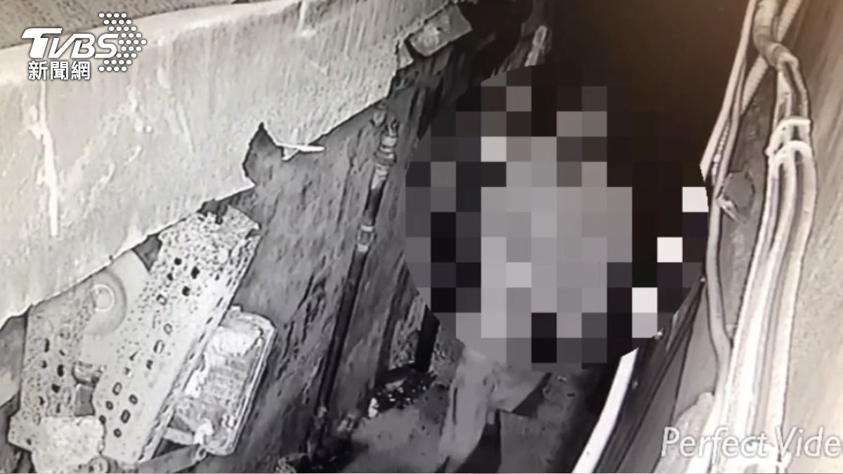 林男從被害人住處後方的防火巷攀爬入內行竊。（圖／TVBS）