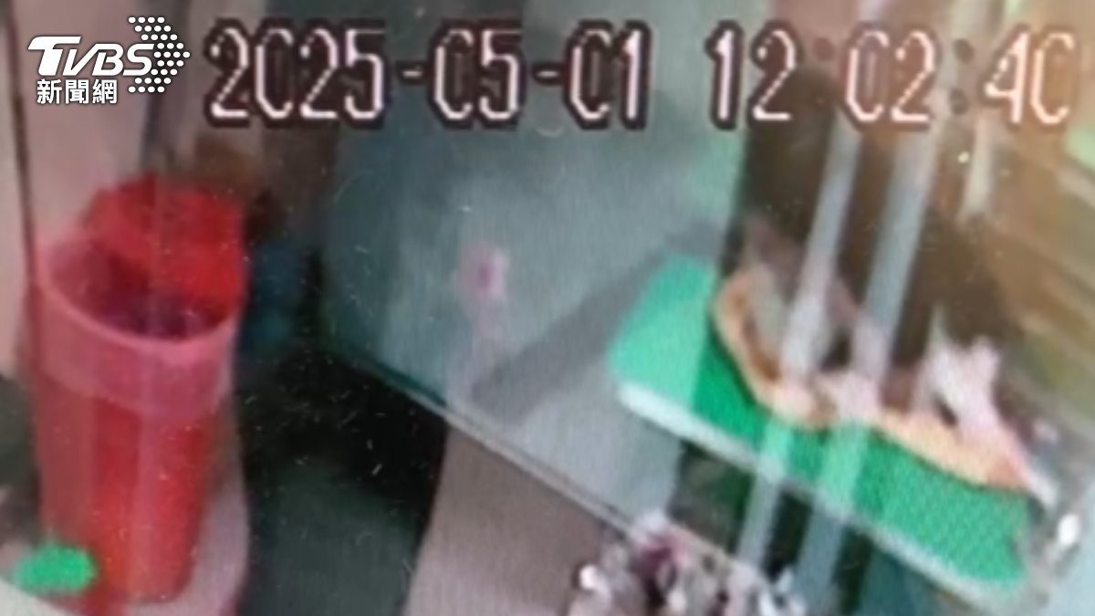 業者低頭往貓咪嘴裡吹氣，試圖急救。（圖／業者提供）