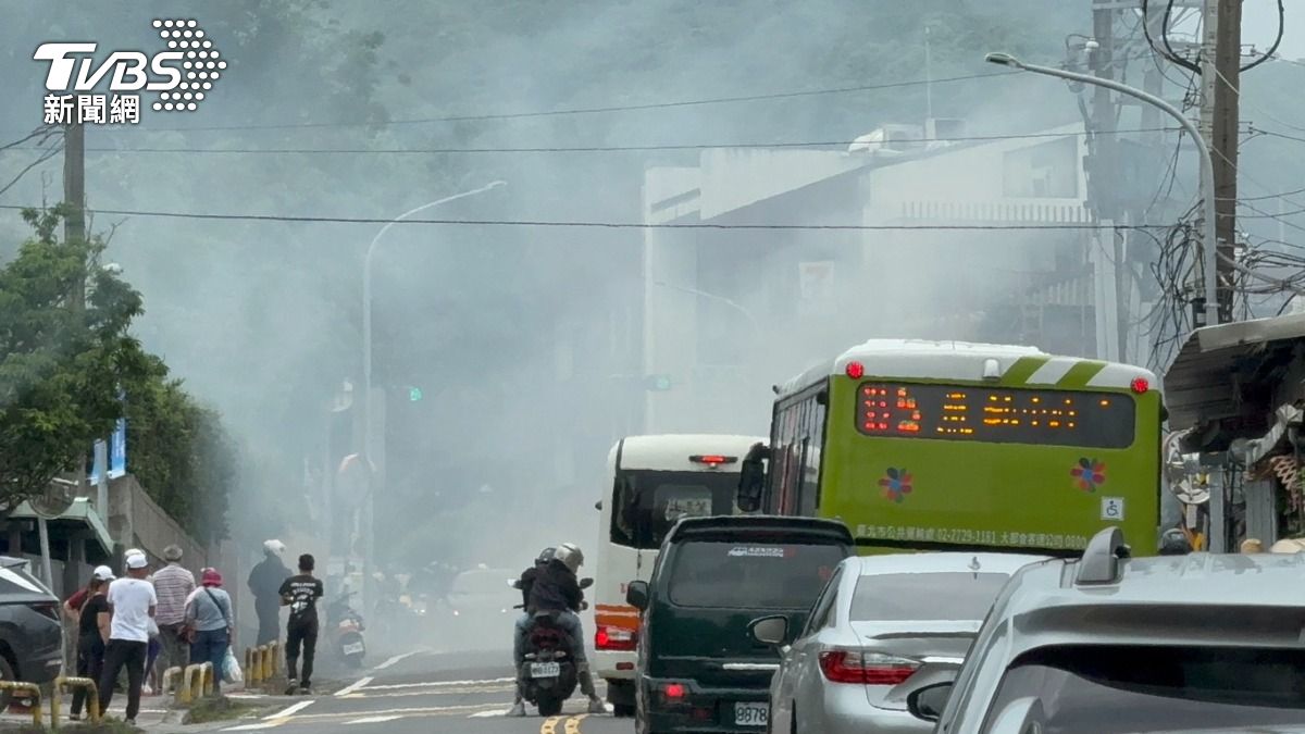 現場濃煙密布造成後方車輛回堵。（圖／TVBS）