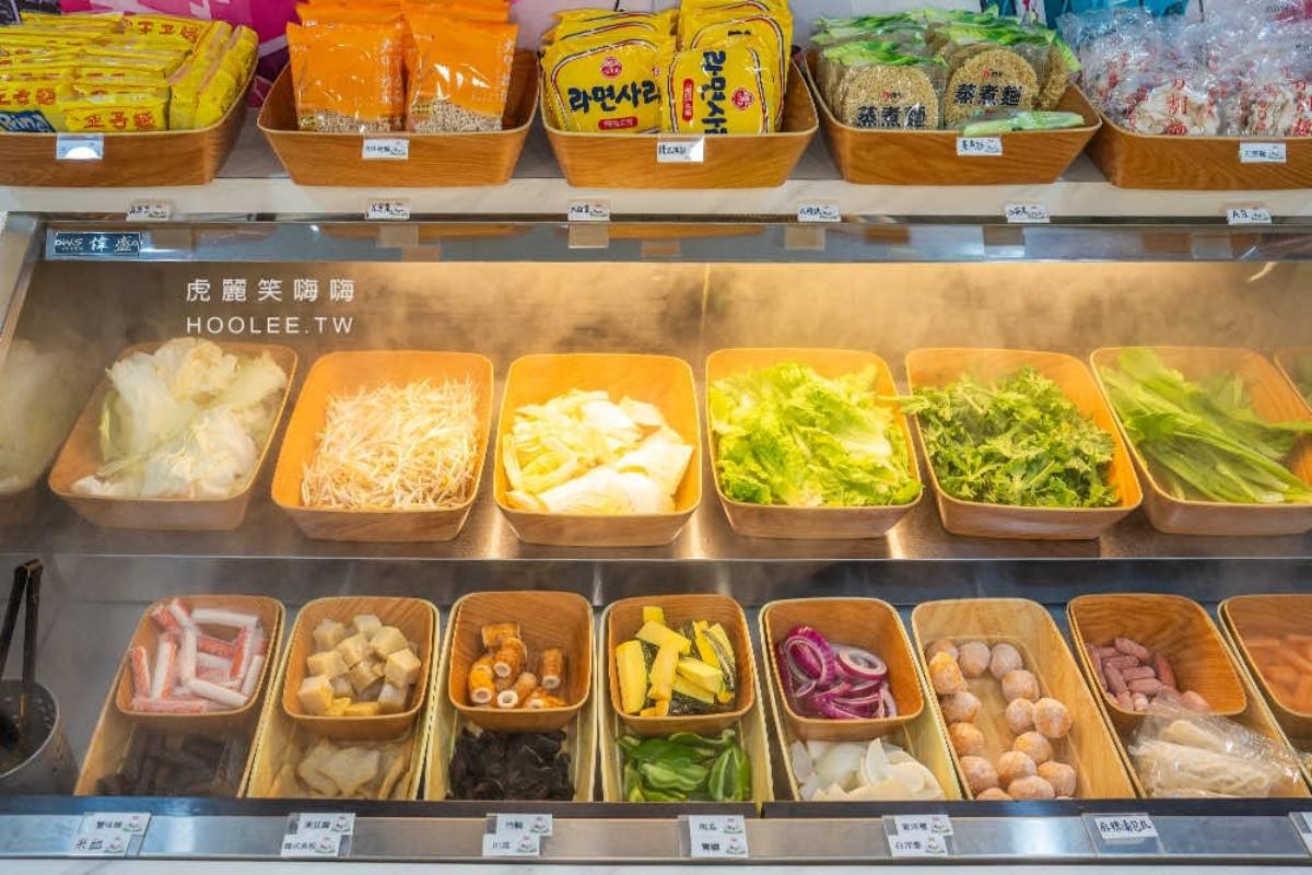 自助吧原先只有十幾種火鍋食材,現在共有五十幾種選擇。(圖/「虎麗笑嗨嗨」提供)